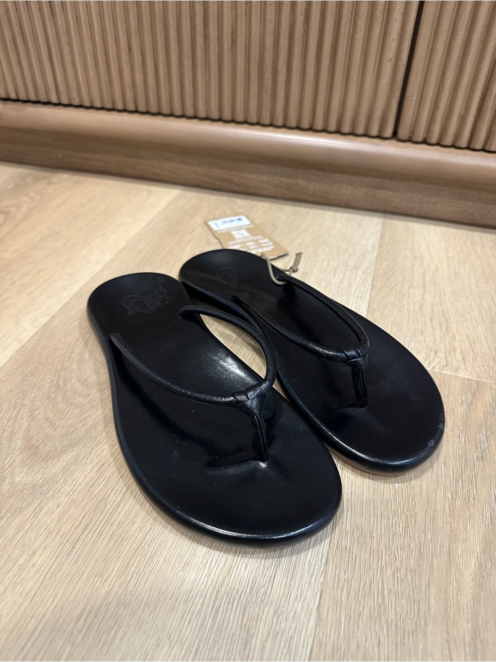 OluKai Huawai sandals, Black Minimalist Flip Flop size 6